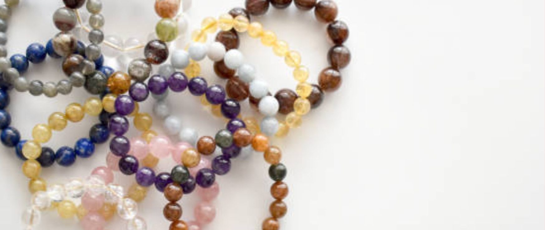 bracelets sur fond blanc