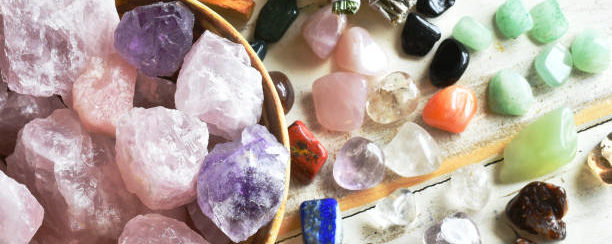 bol de quartz rose avec plusieurs autres pierres naturelles