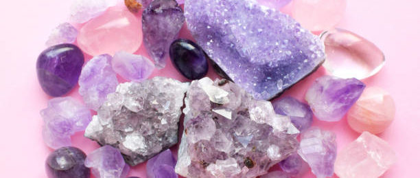 pierres naturelles roses et violettes avec un fond rose