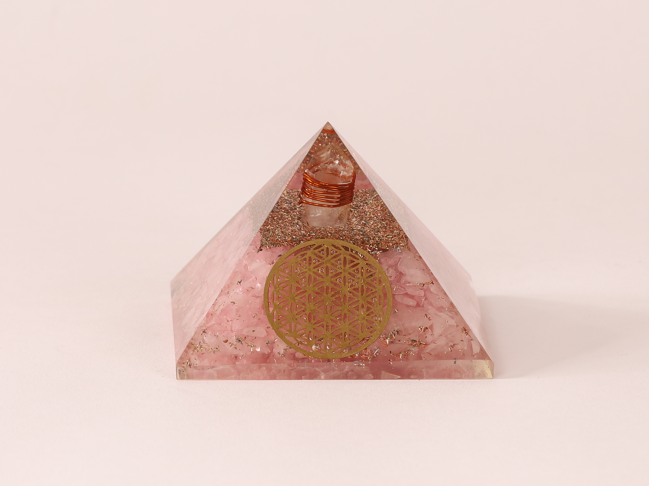 Orgonite pyramide Quartz Rose fleur de vie