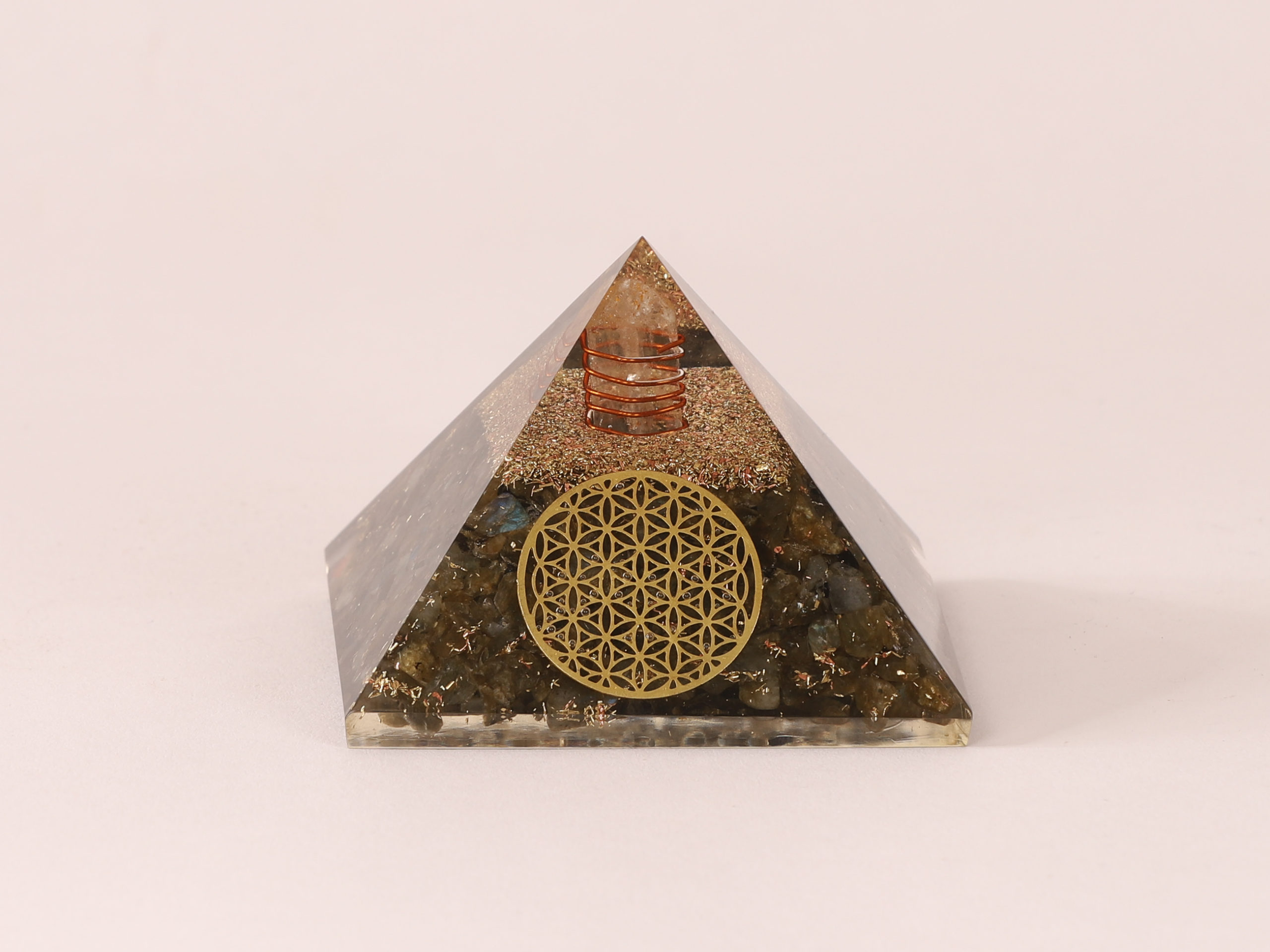 Orgonite pyramide Labradorite fleur de vie