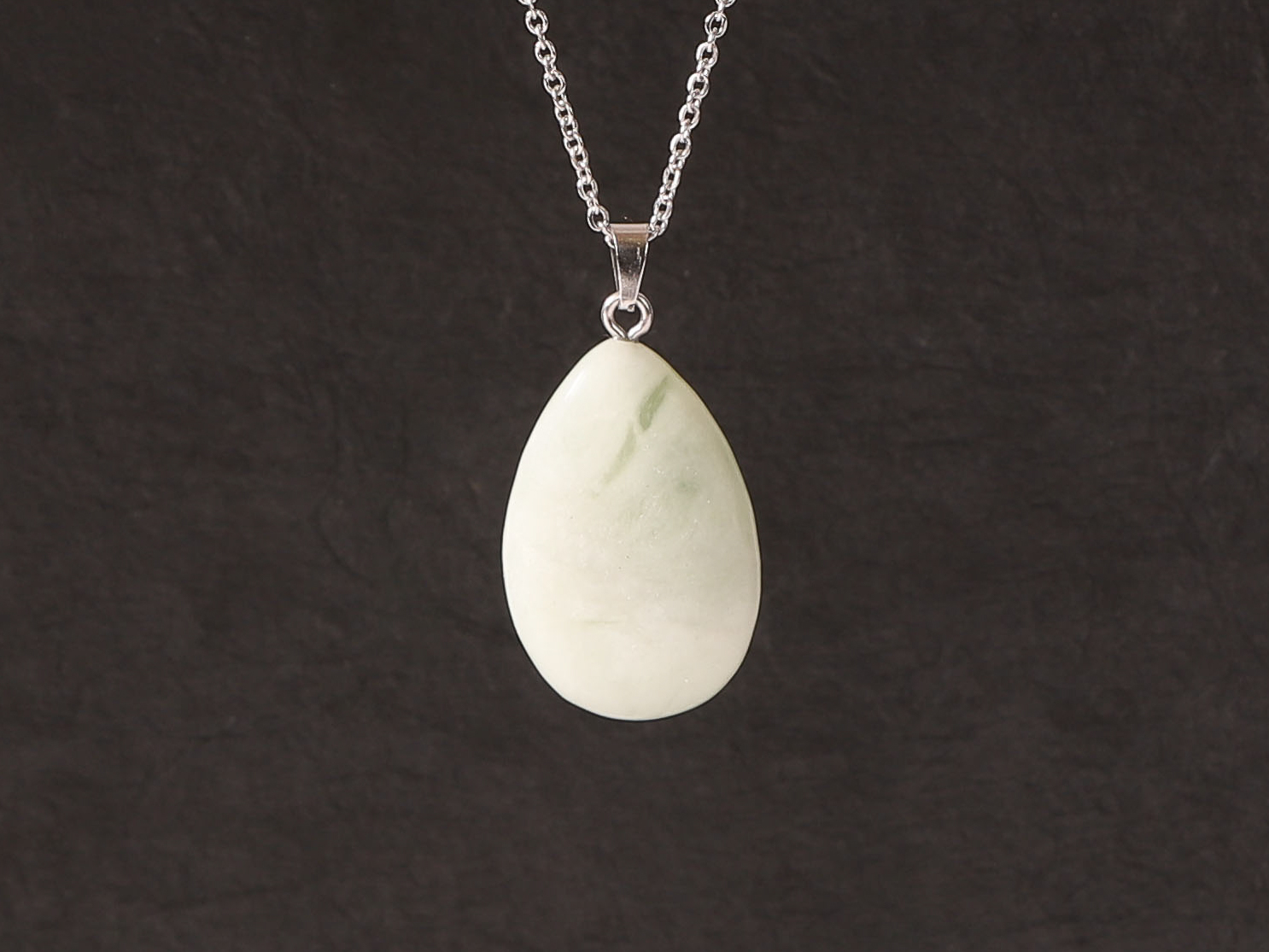 Pendentif Jade verte en forme de larme