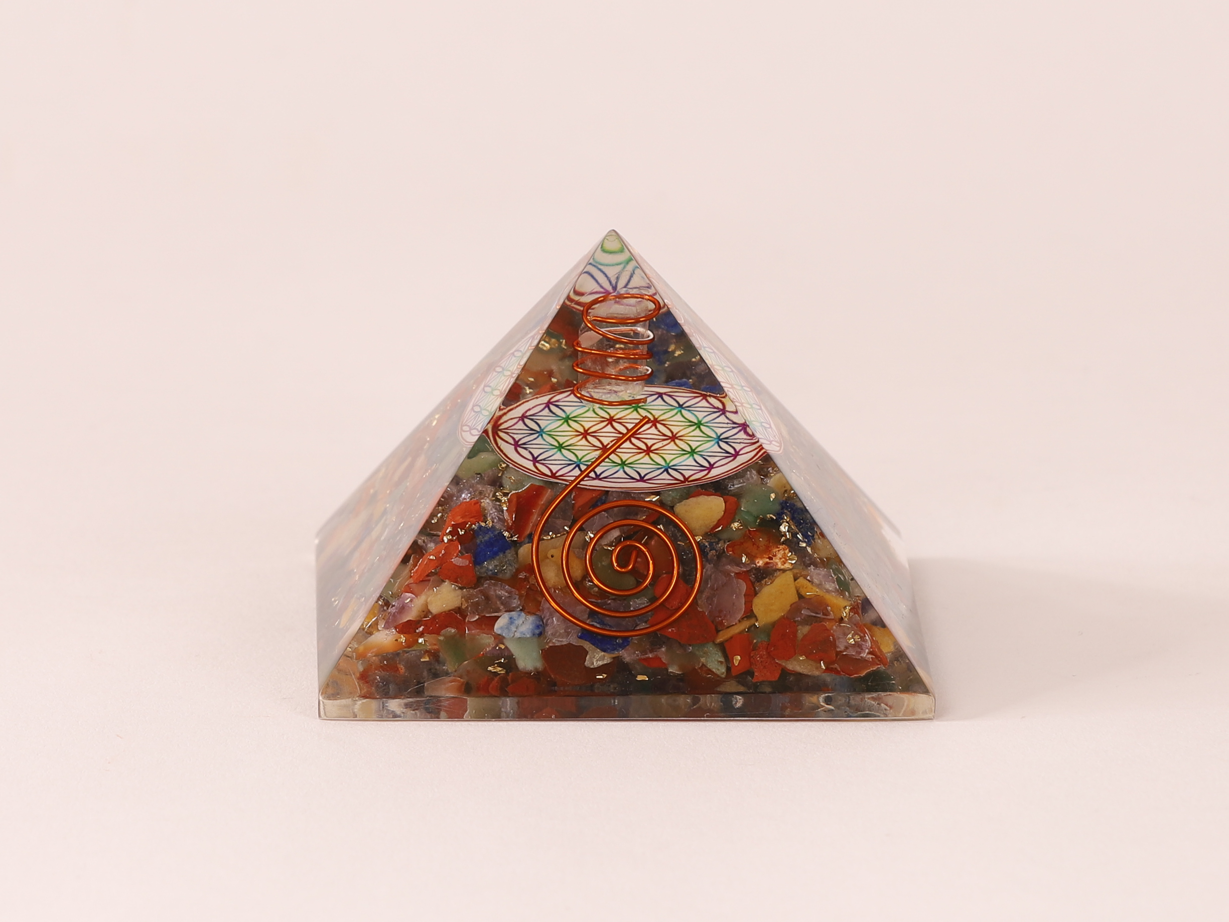 Orgonite pyramide 7 chakras fleur de vie