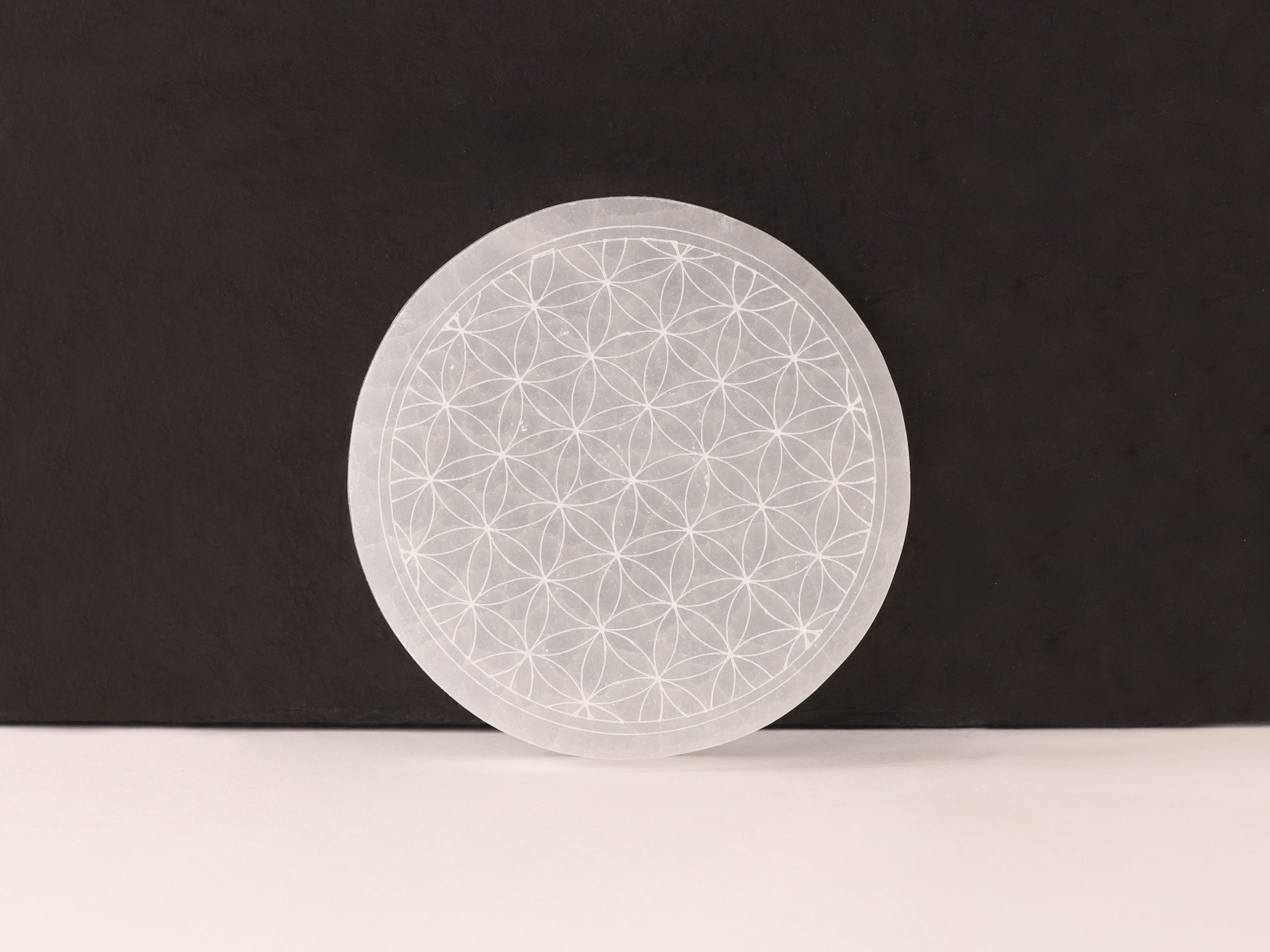 Plaque de rechargement ronde en sélénite Fleur de vie