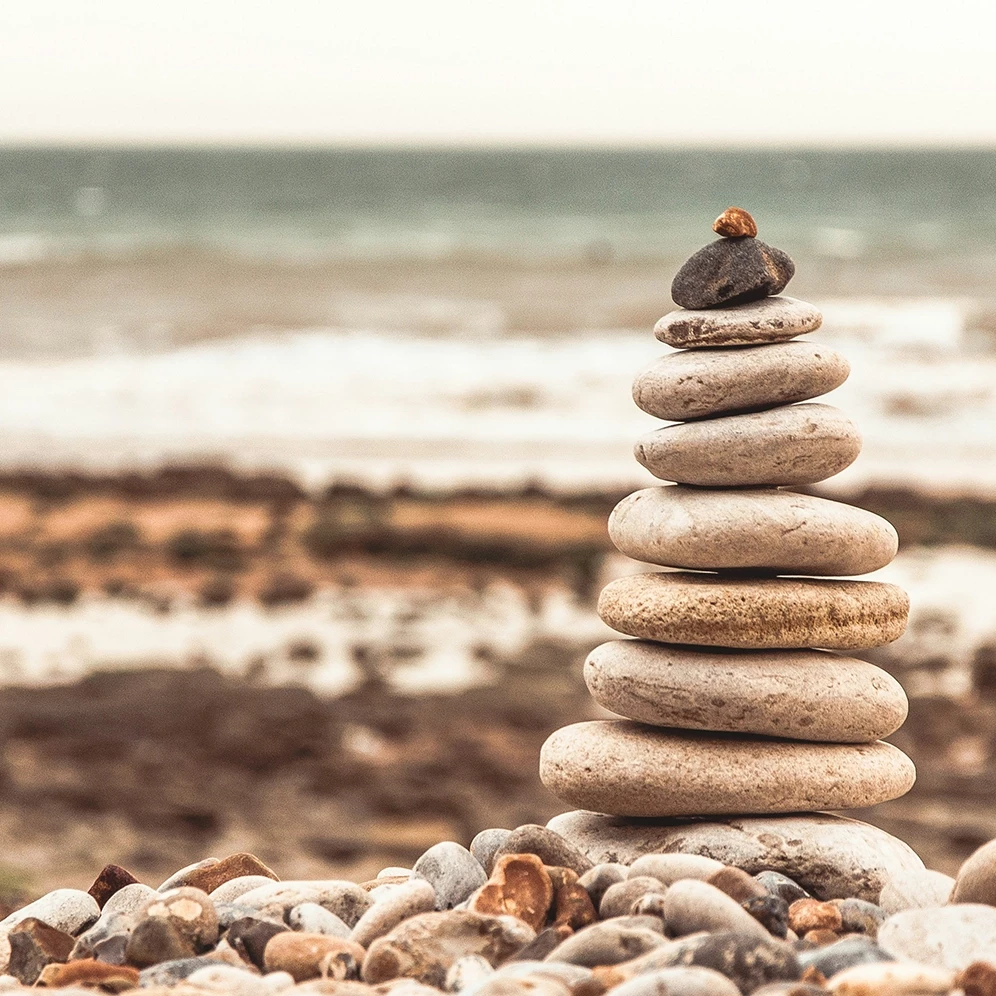 pile de galet sur la plage