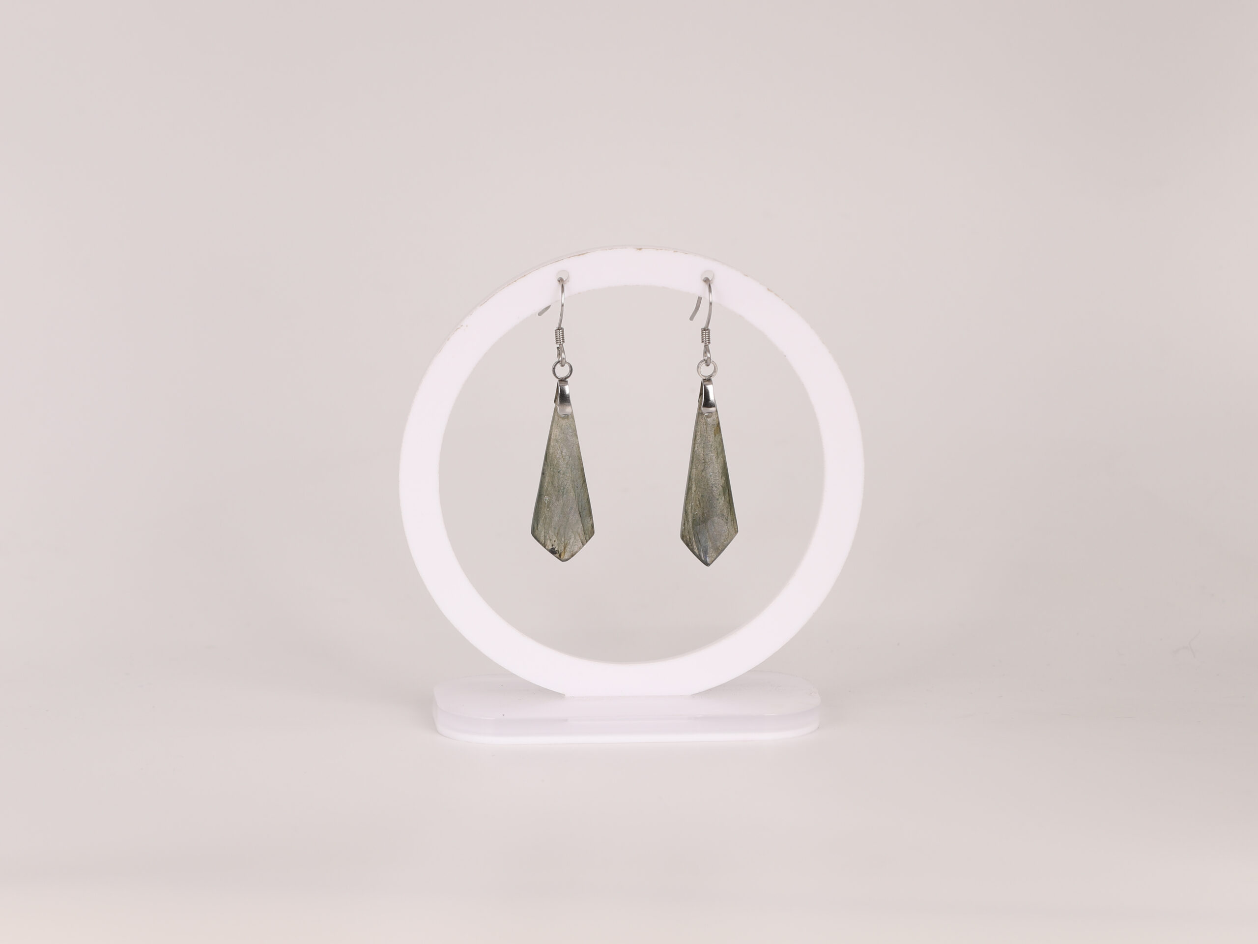 Boucles d'oreilles cravate en Labradorite violette attache crochet