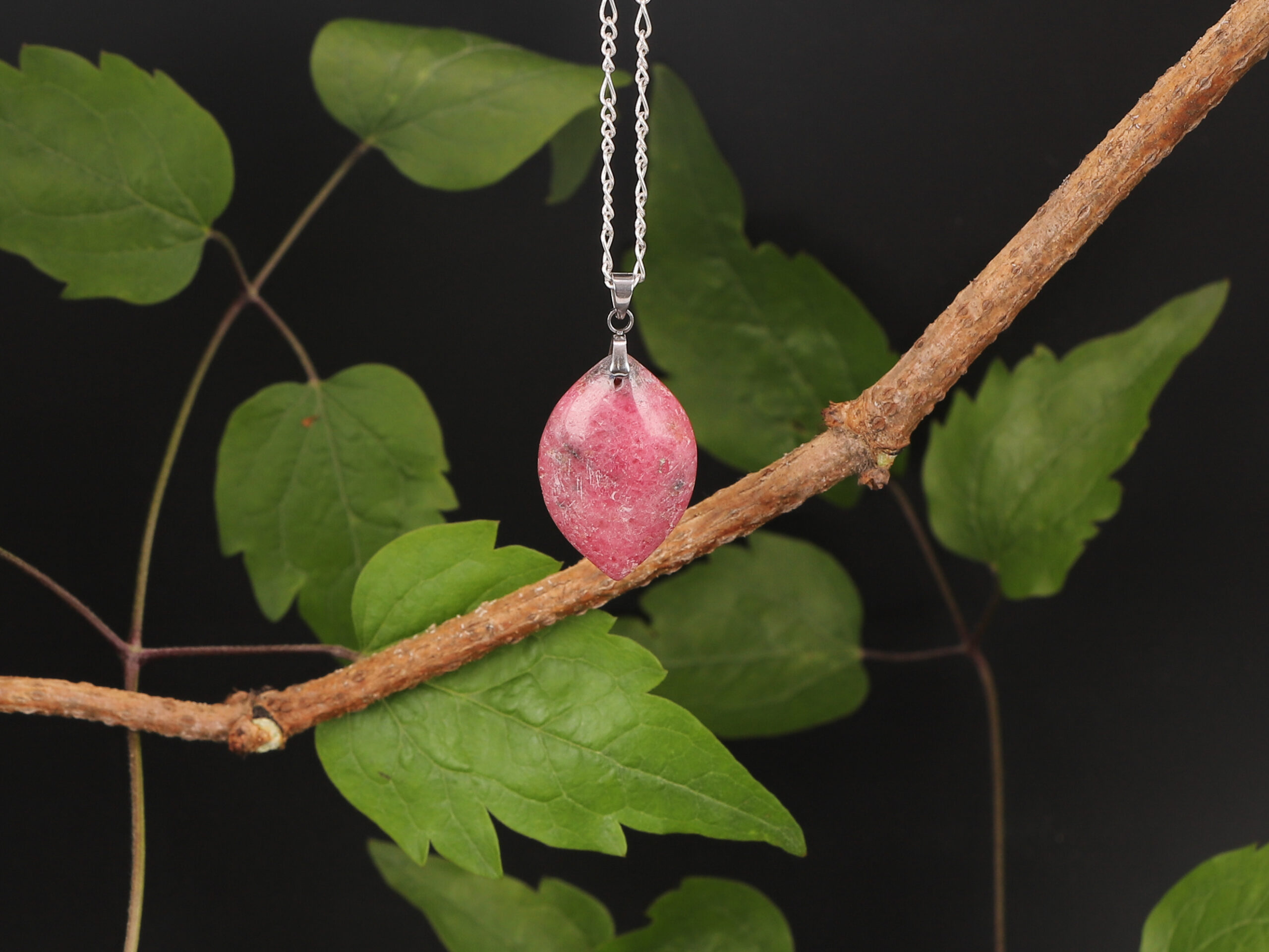 Pendentif marquise Rhodonite black line 3 G9EjlCIbozLlSubWz5DvRjMa3TZjtWFVmwM80ecnPc8 scaled