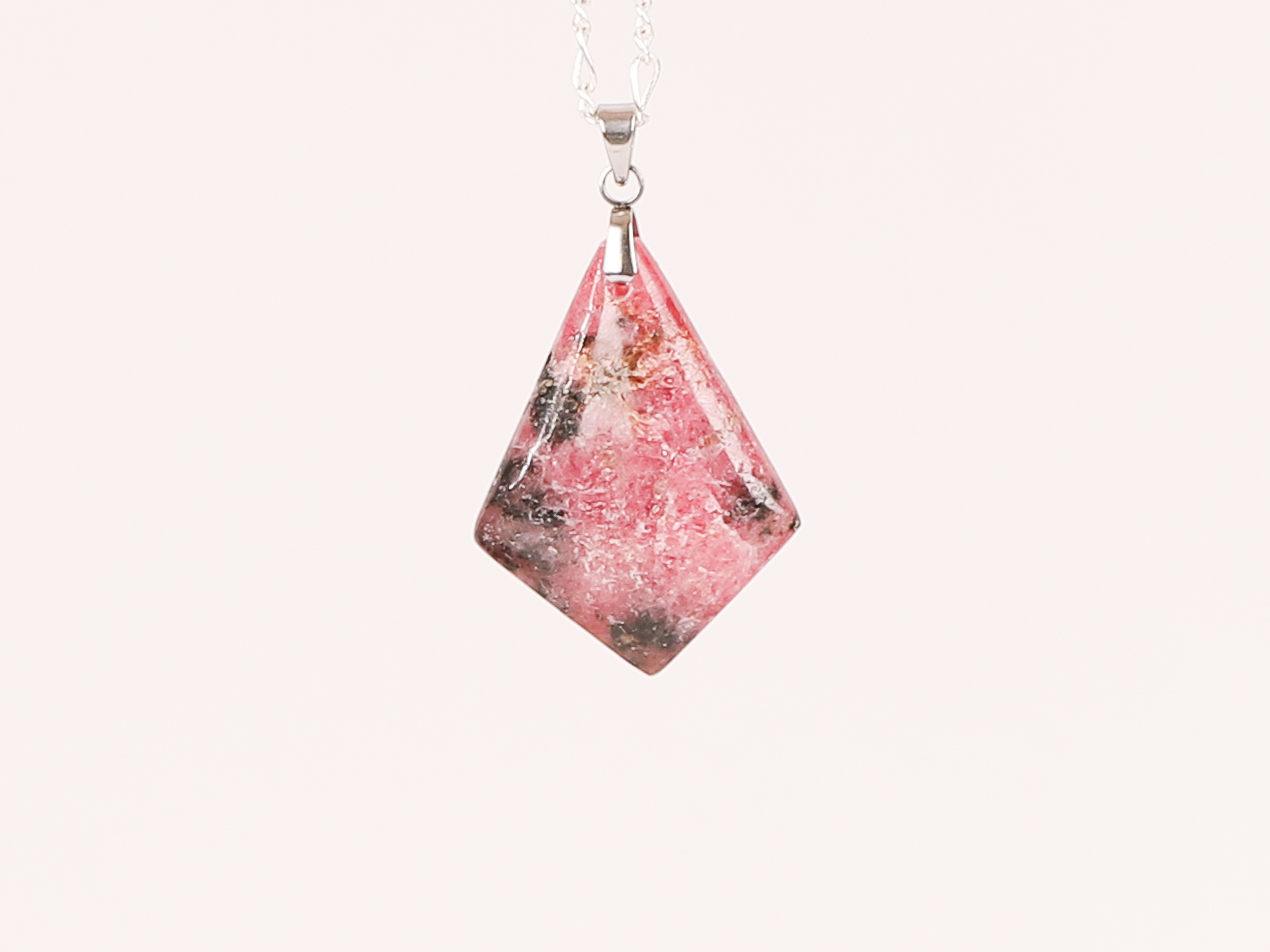 Pendentif cerf volant Rhodonite black line 8 Pendentif cerf volant Rhodonite black line