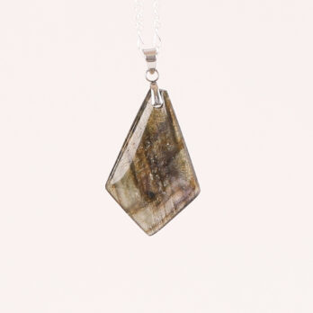 Pendentif cerf volant Labradorite bleue