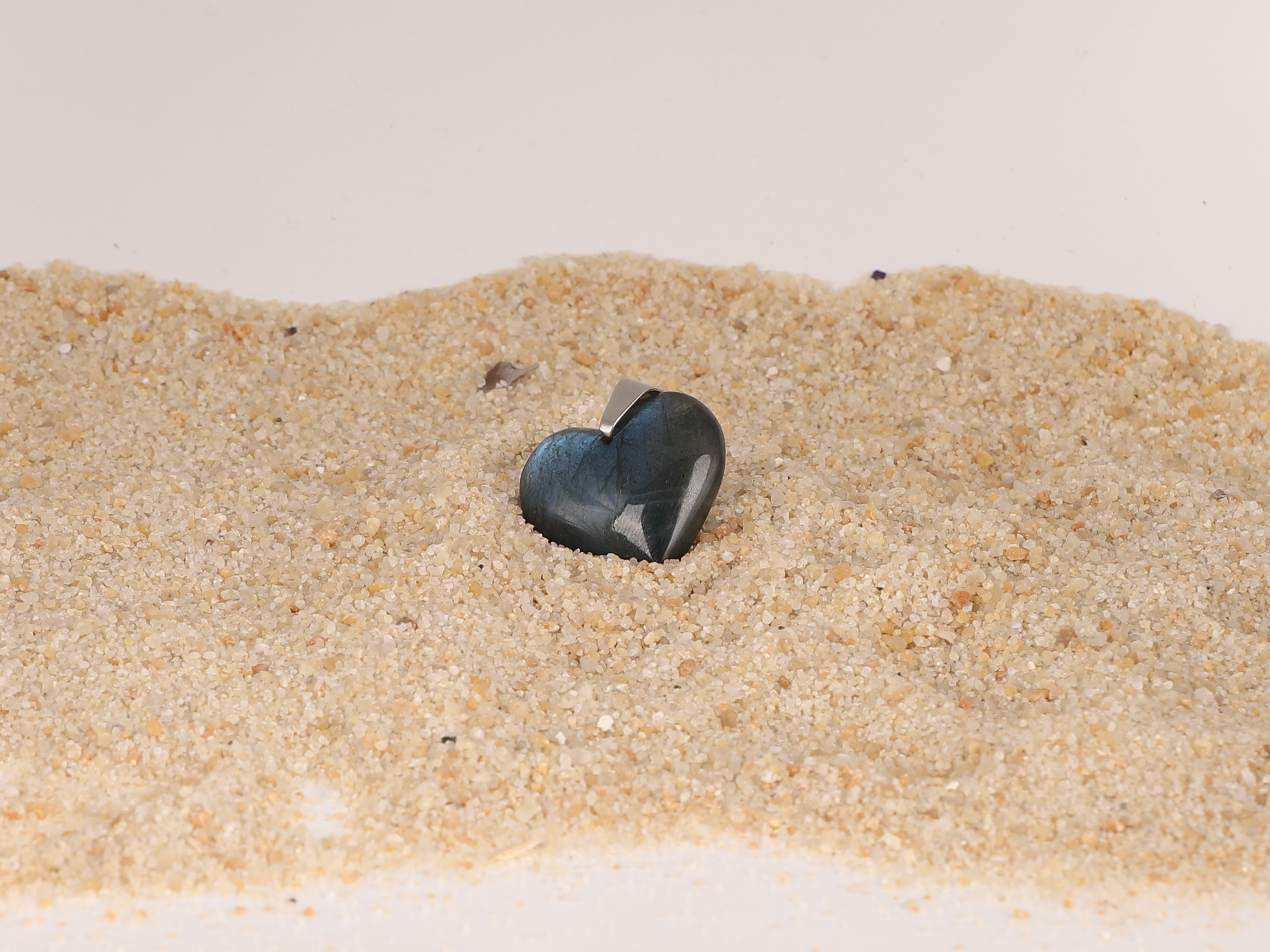 Pendentif coeur Labradorite bleue 2 DAiPLWCGi5ESj21wYae2ZqDc6TGKl42cVmkOIAlqp g