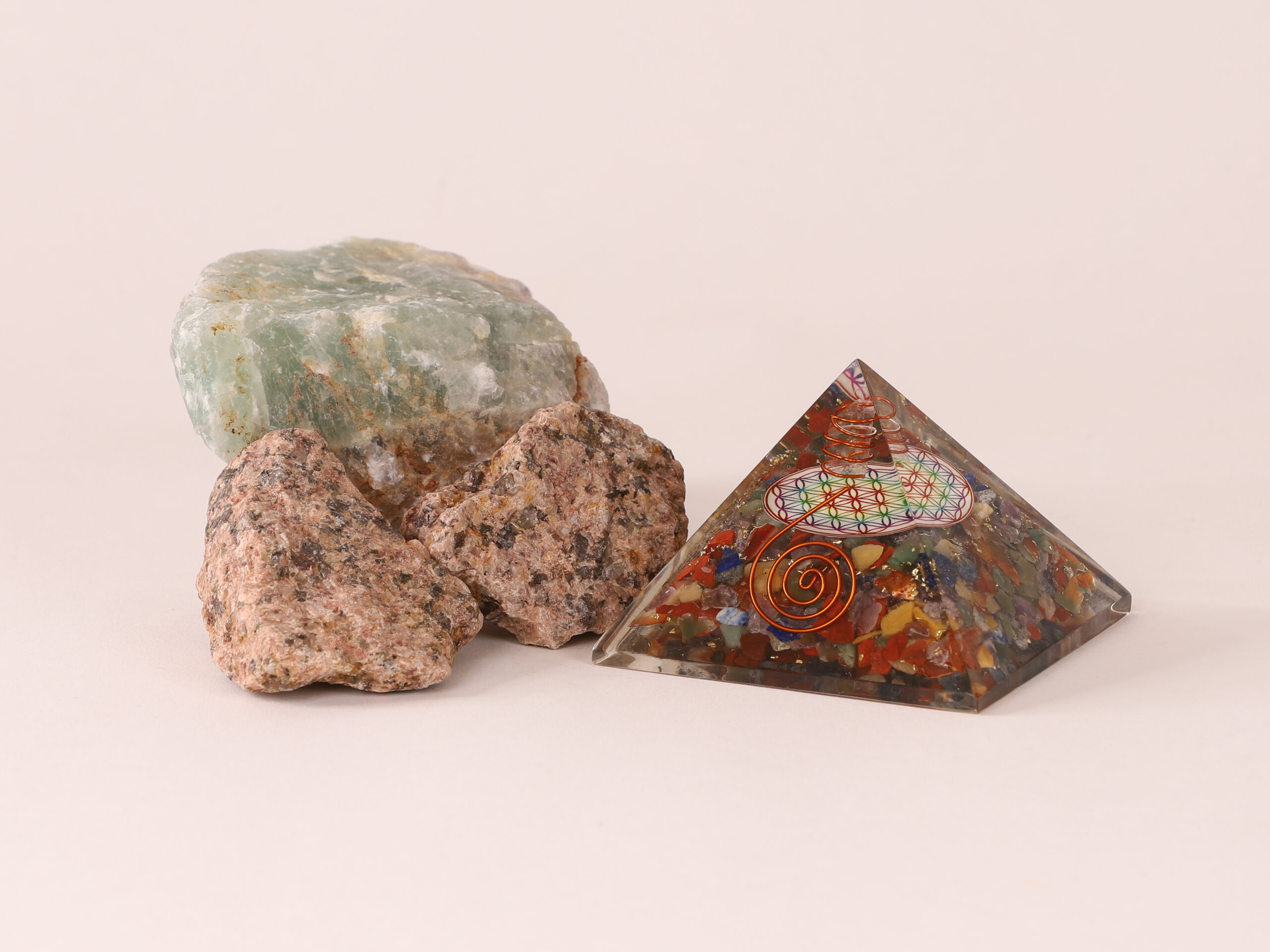 Orgonite pyramide 7 chakras fleur de vie 3 8qastZ Zp0 qmJRxzPZqeUB0 GJsMDdEgLb VxDYIw scaled
