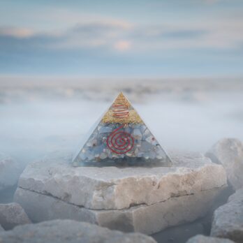 Orgonite pyramide Angélite spirale 6 KCSyRbuXiLCF4tjDiW2SNjVOmnpdi3r2EOpcLNVyNL0