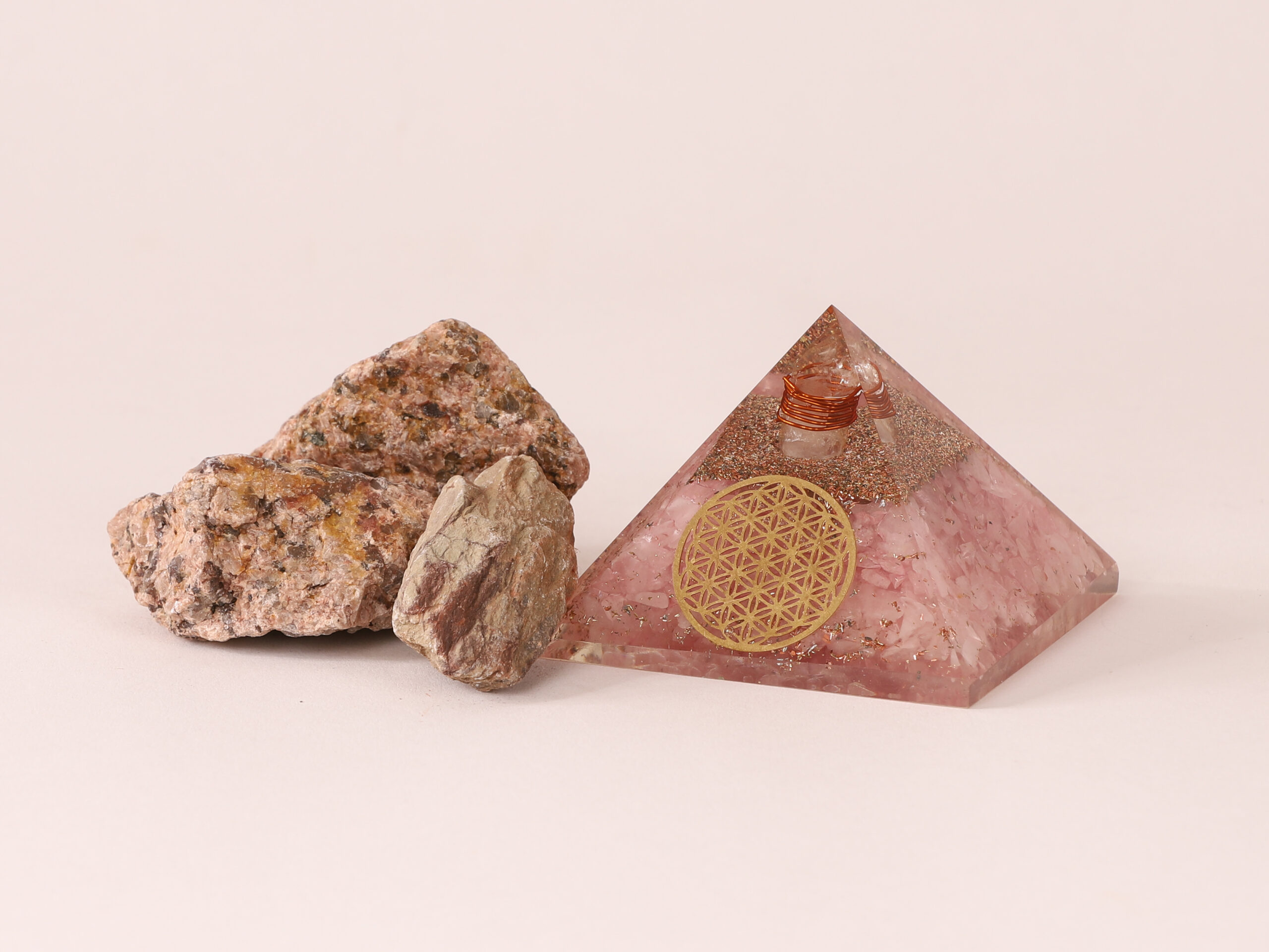 Orgonite pyramide Quartz Rose fleur de vie 3 Vo2H48sdd4WU0qc9CCjuxWNboEG3u54kn6VUe4cGeK4 scaled