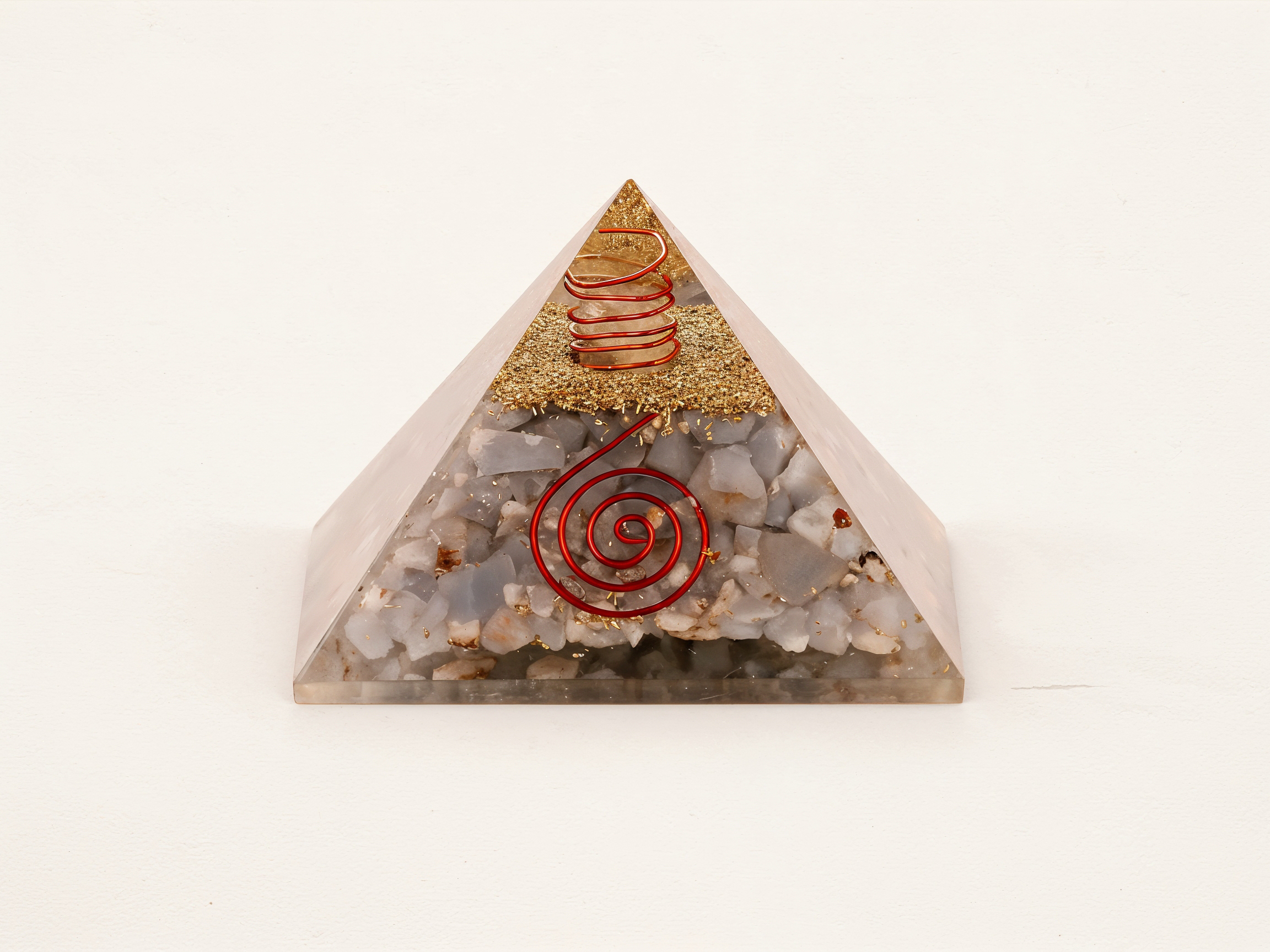 Orgonite pyramide Angélite spirale 8 Orgonite pyramide Angélite spirale