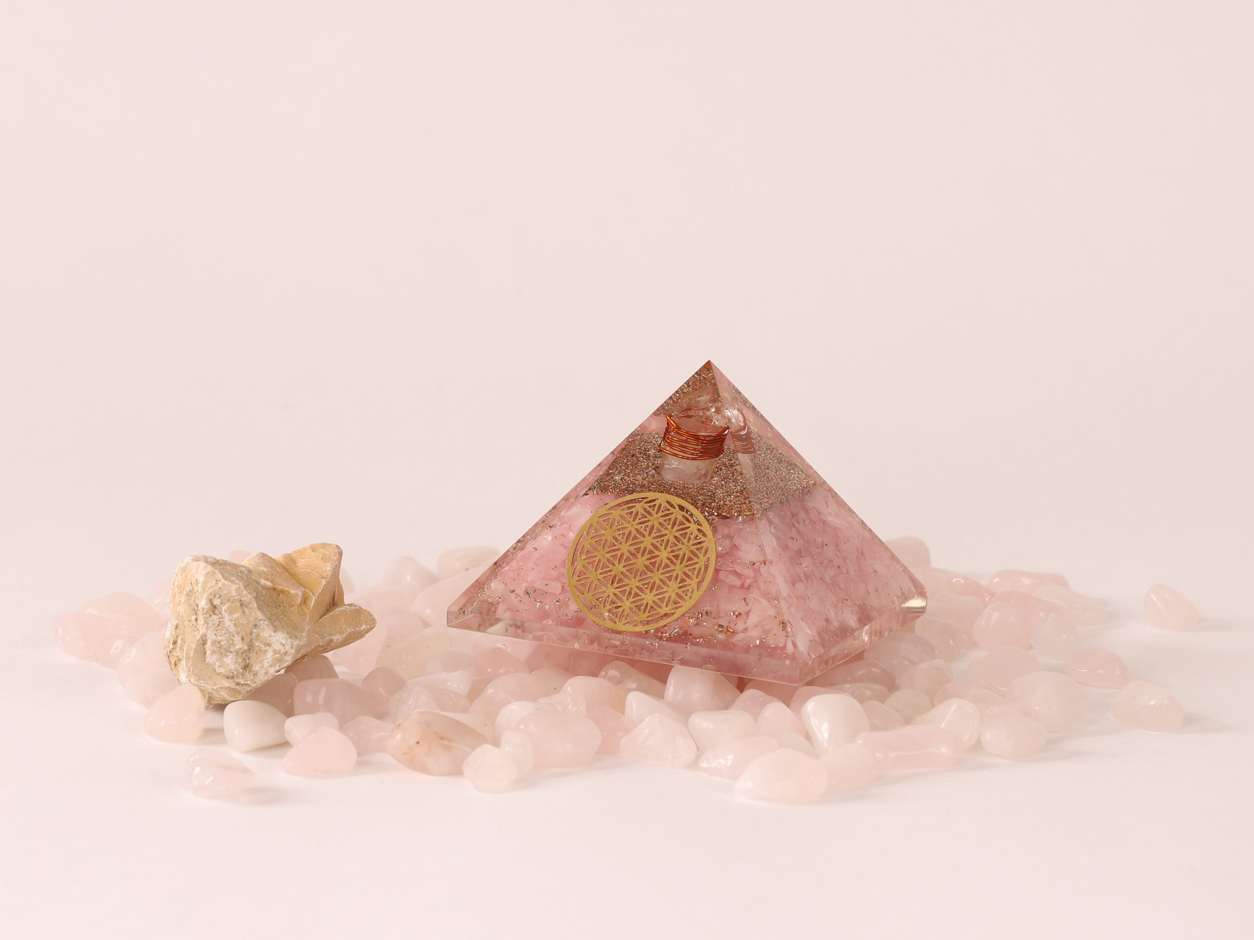 Orgonite pyramide Quartz Rose fleur de vie 4 nlJK 7uM1DS5ijMqm2A2C5AviCnndFr 96aBHxEaFn4 scaled