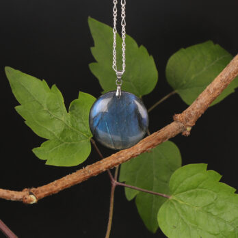 Pendentif cercle Labradorite bleue 7 SnFcixG9BYBJvZLhEJdzED zVpj5e04JaLOZ11E8CCg