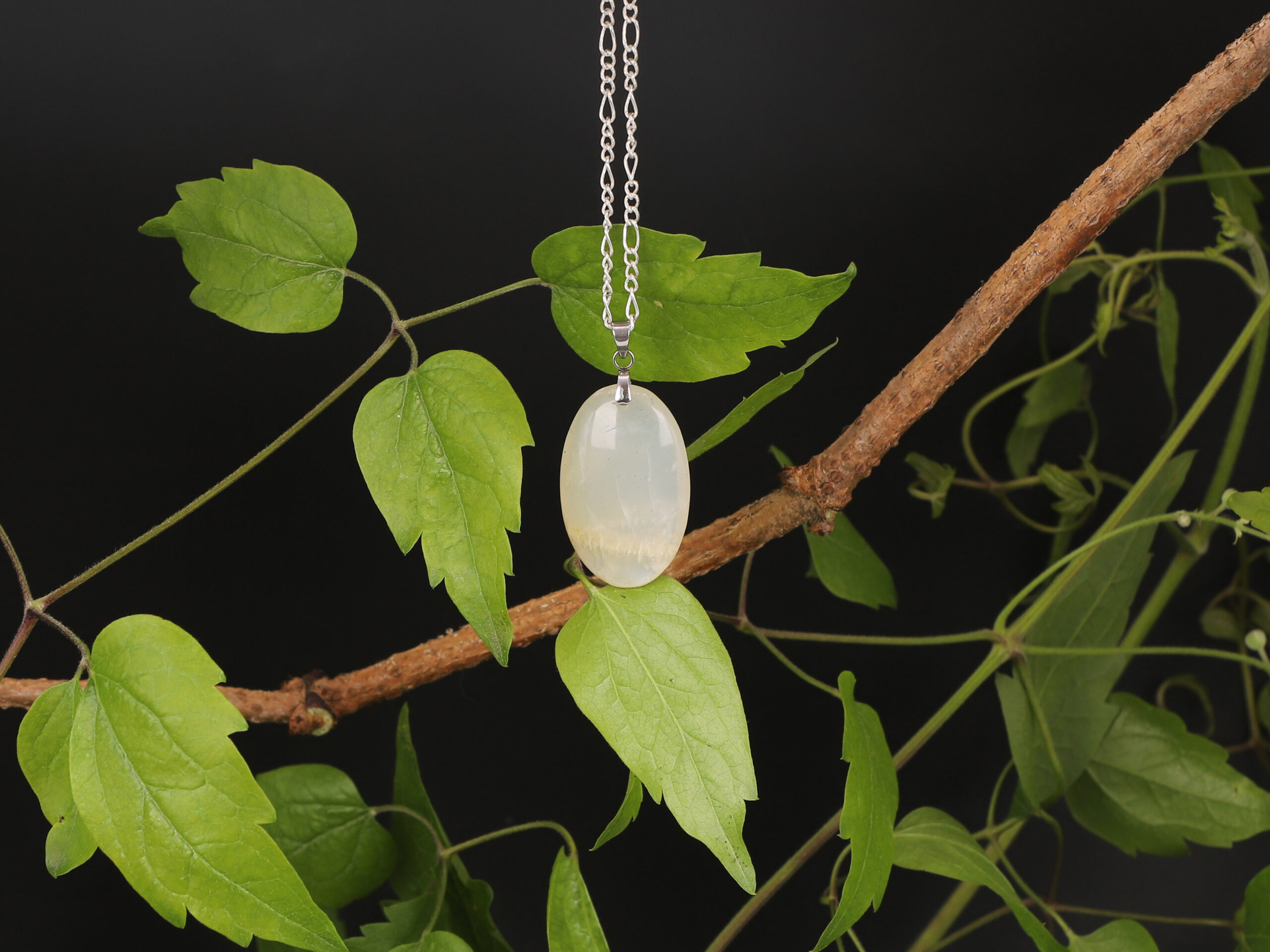 Pendentif goutte Cristal de Roche blanc 3 R7pJTbXvaPONMbuJ1jaU3eVFqpSoXB4nL0QHkcUrShM scaled