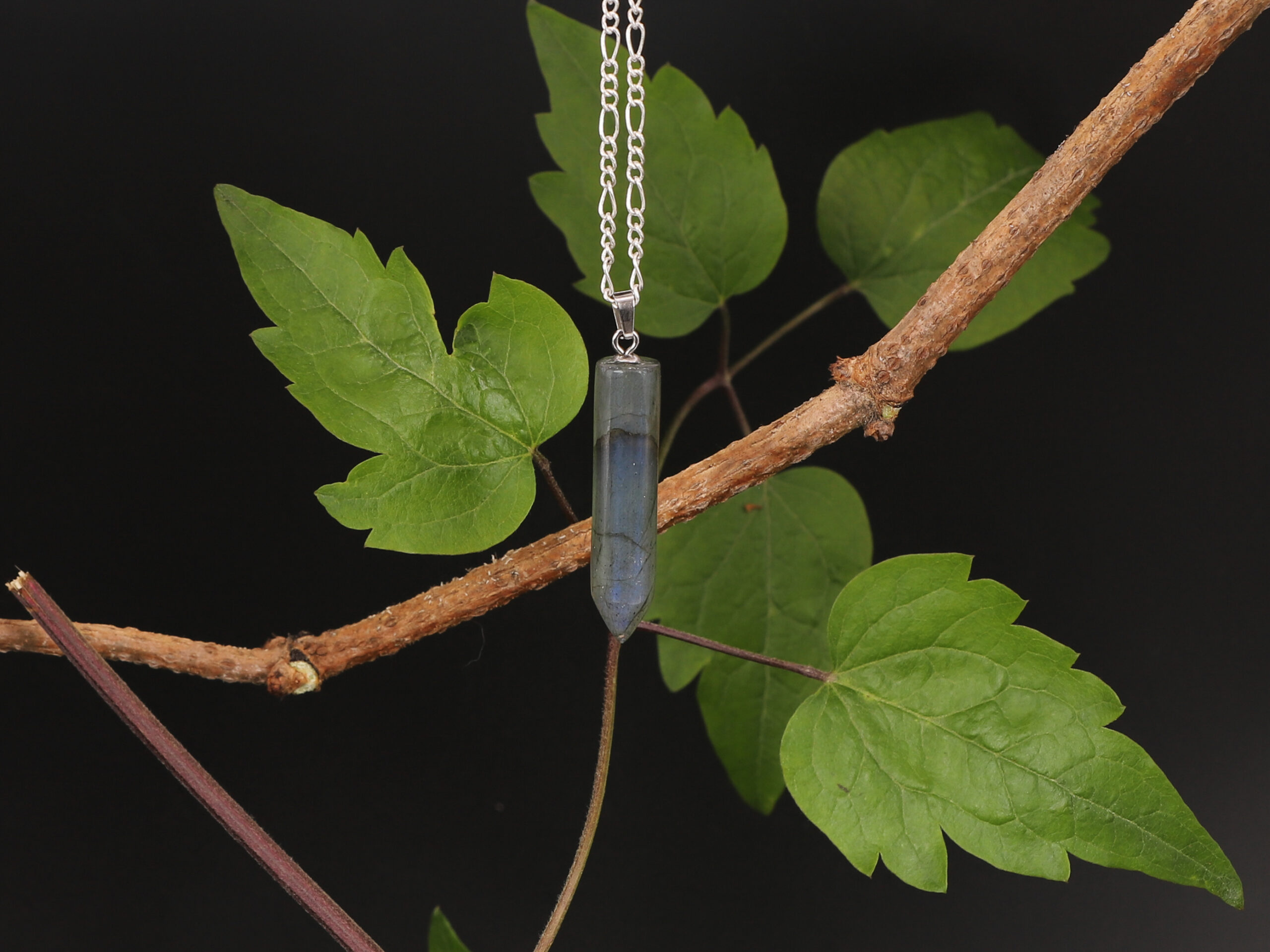 Pendentif pointe facettée Labradorite bleue 3 3yBcAONuB6Be9XlFmIQKKUQ0W8SgpldyYIcV9ChLlW0 scaled