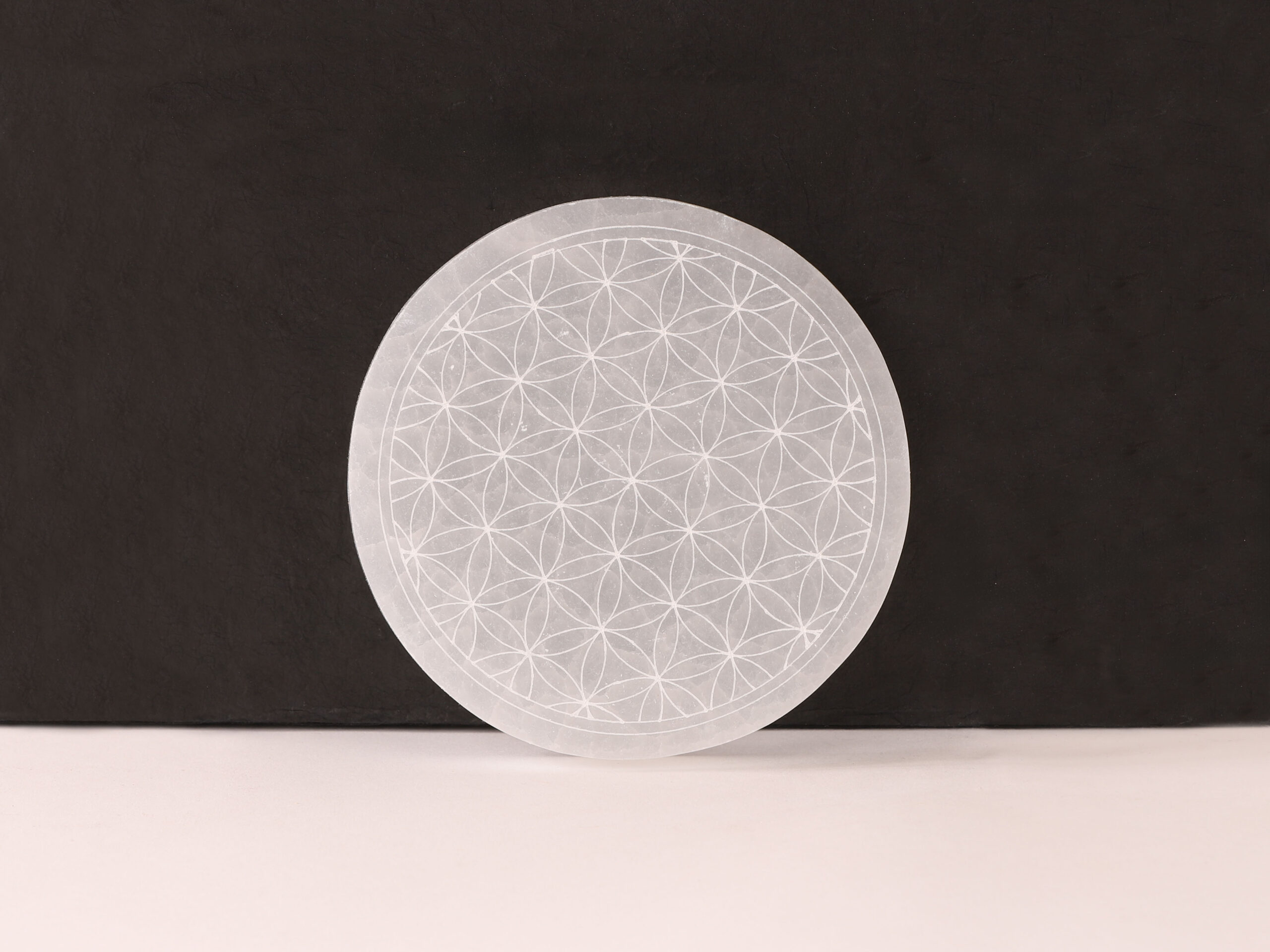 Plaque de rechargement ronde en sélénite Fleur de vie 10cm 10 Plaque de rechargement ronde en sélénite Fleur de vie 10cm