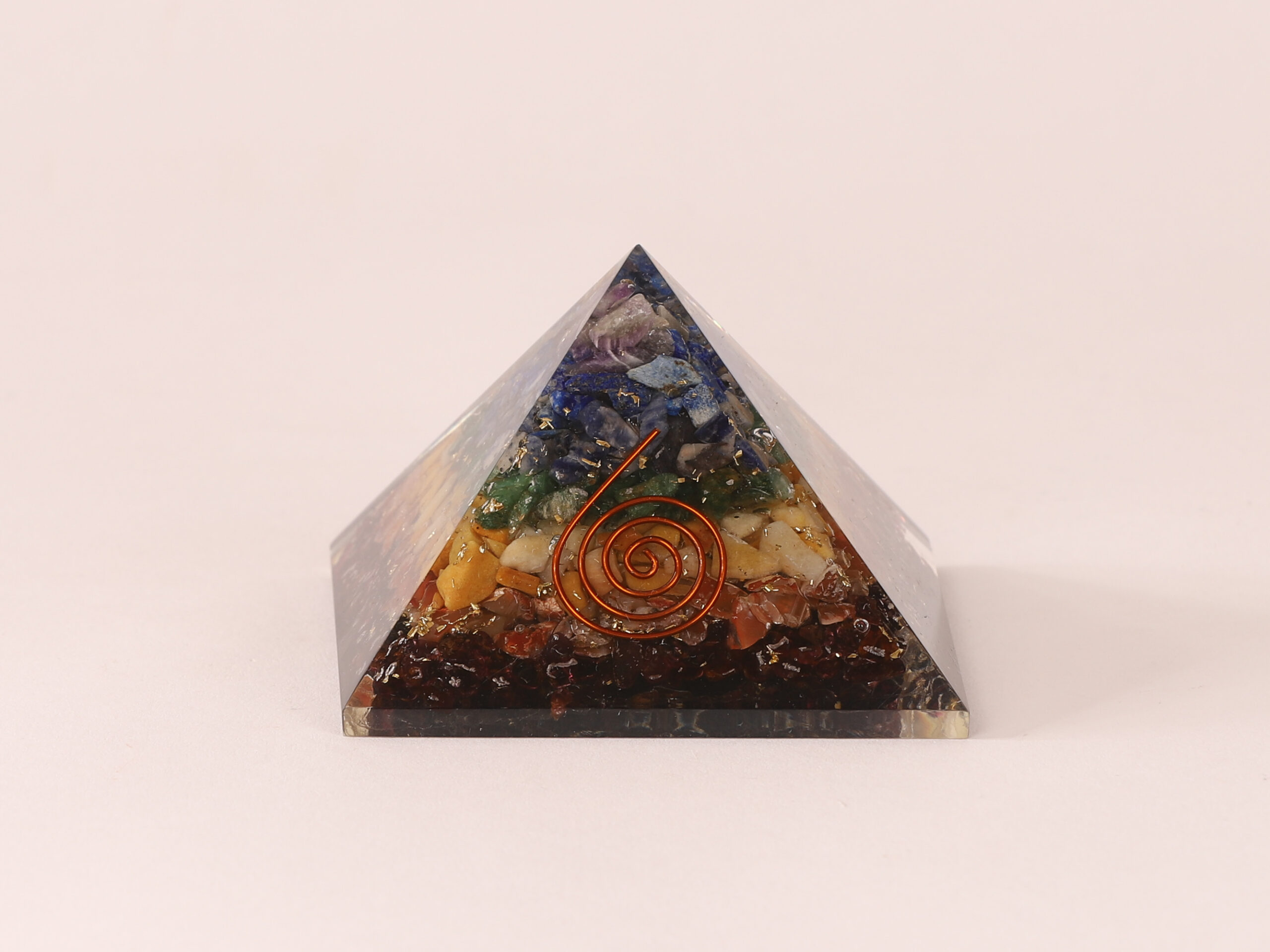 Orgonite pyramide 7 chakras spirale 1 Orgonite pyramide 7 chakras