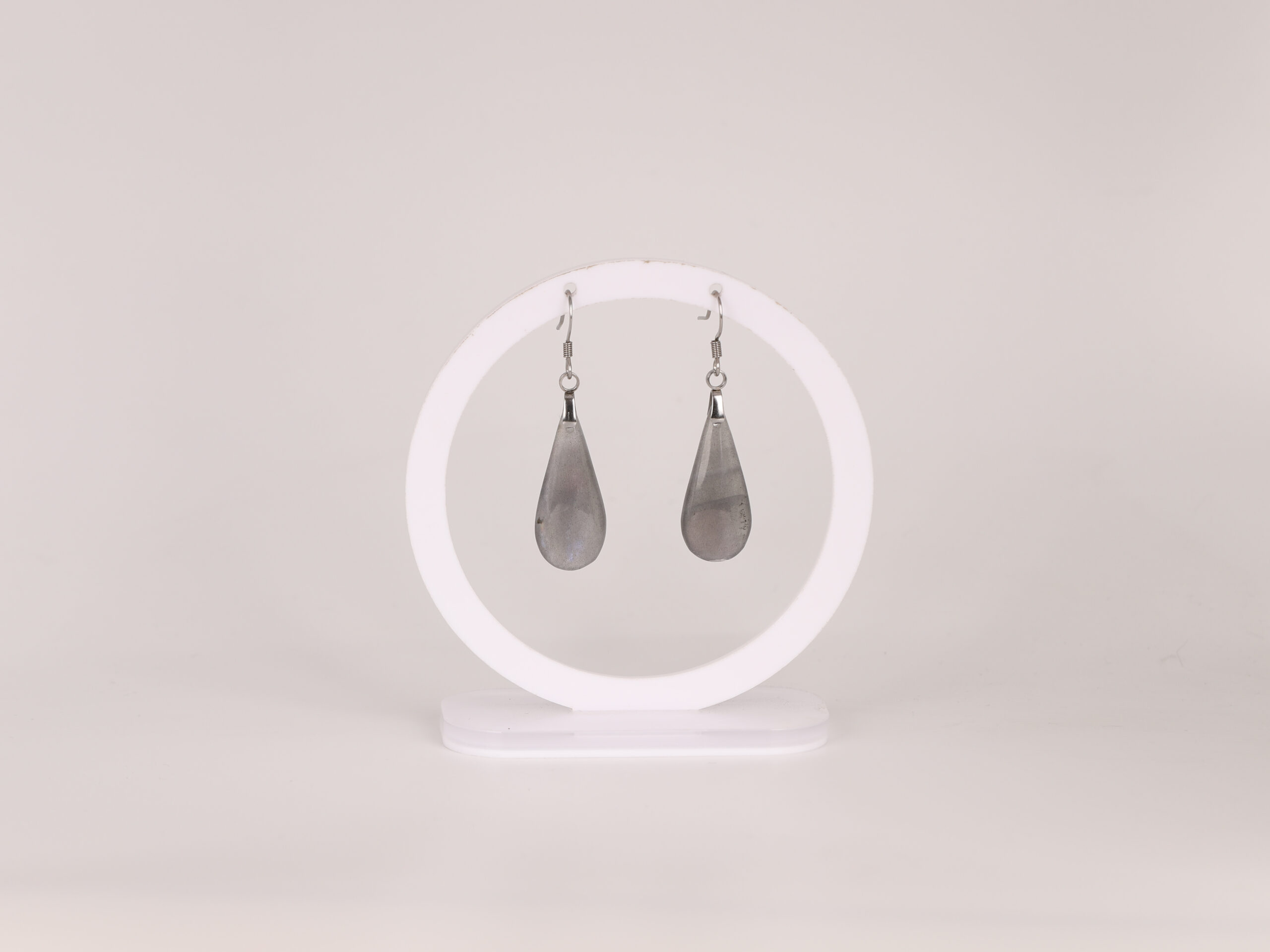 Boucles d'oreilles goutte en Labradorite violette attache crochet 1 Boucles d'oreilles goutte en Labradorite violette attache crochet